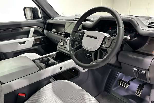 2025 Land Rover Defender 110 P635 OCTA L663
