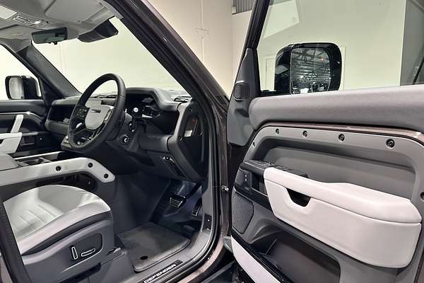 2025 Land Rover Defender 110 P635 OCTA L663