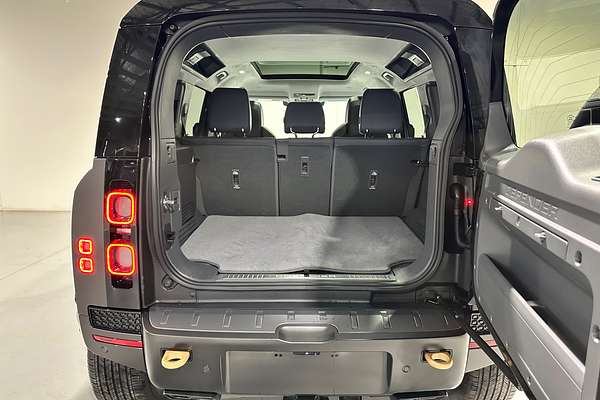 2025 Land Rover Defender 110 P635 OCTA L663