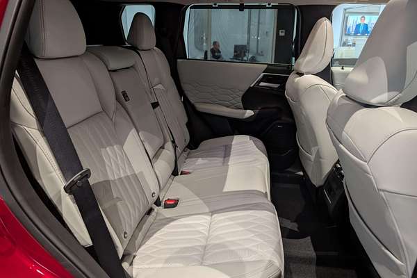 2025 Mitsubishi Outlander Exceed ZM