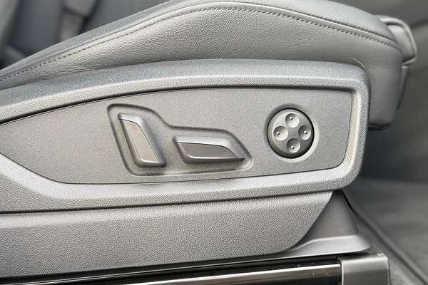 2024 Audi Q5 55 TFSI e S line FY