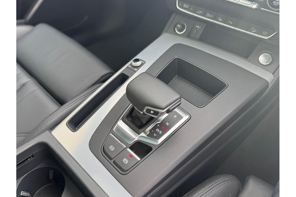 2024 Audi Q5 55 TFSI e S line FY