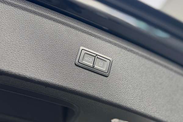 2024 Audi Q5 55 TFSI e S line FY