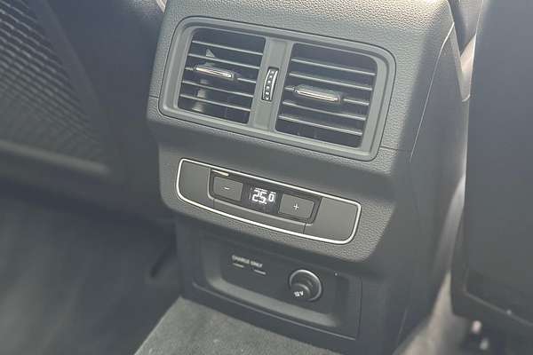 2024 Audi Q5 55 TFSI e S line FY