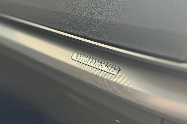 2024 Audi Q5 55 TFSI e S line FY