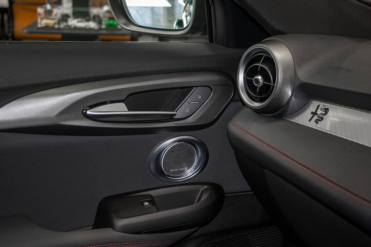 2025 Alfa Romeo Tonale Tributo Italiano Plug-In Hybrid Series 1