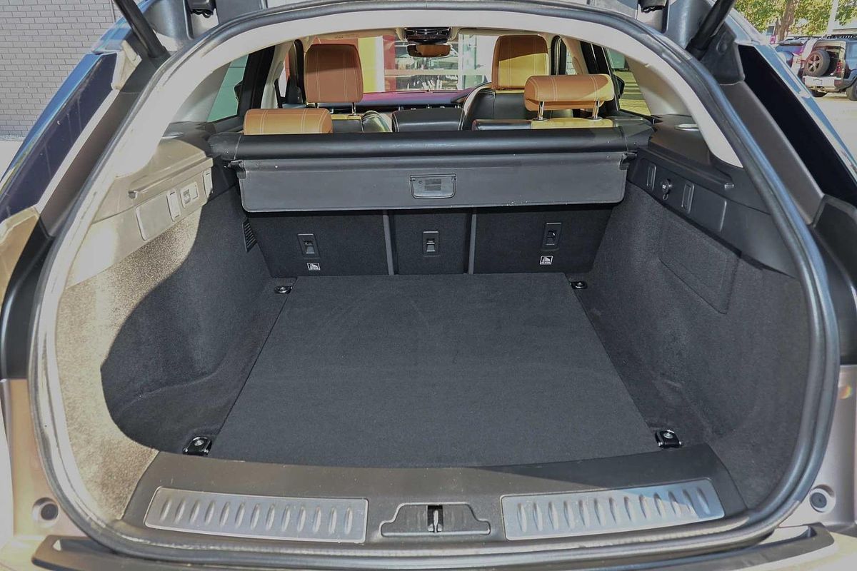 2019 Land Rover Range Rover Velar D240 SE L560