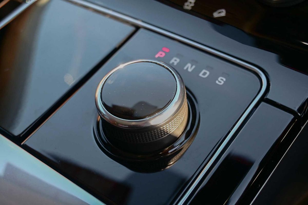 2019 Land Rover Range Rover Velar D240 SE L560