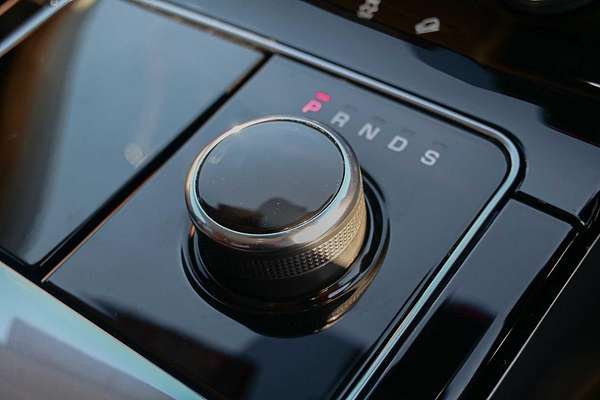 2019 Land Rover Range Rover Velar D240 SE L560