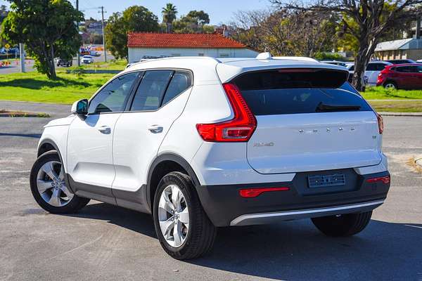 2021 Volvo XC40 T4 Momentum