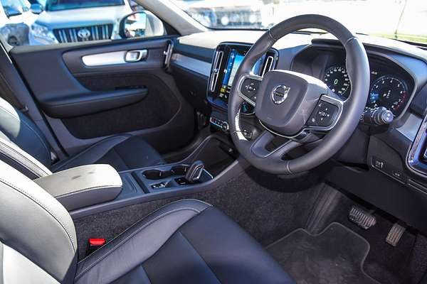 2021 Volvo XC40 T4 Momentum