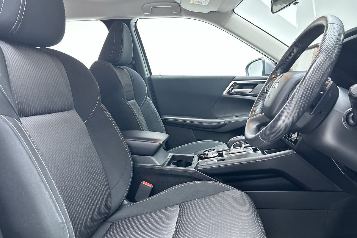 2023 Mitsubishi Outlander ES ZM