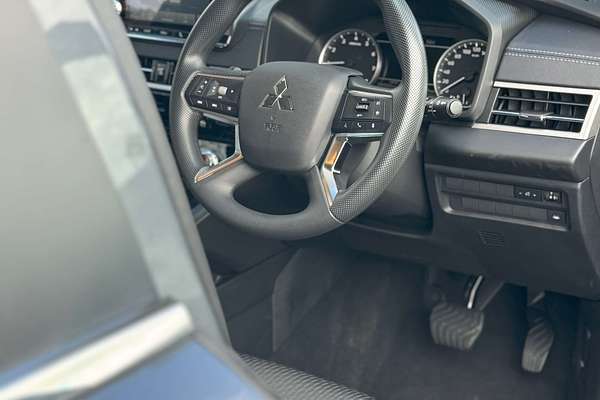 2024 Mitsubishi Outlander ES ZM