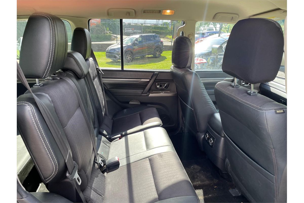 2014 Mitsubishi Pajero VR-X NW