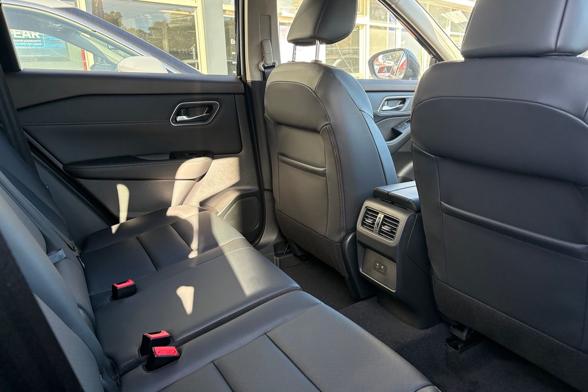 2025 Nissan X-TRAIL ST-L T33