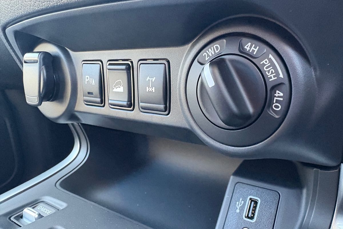 2024 Nissan Navara ST D23 4X4