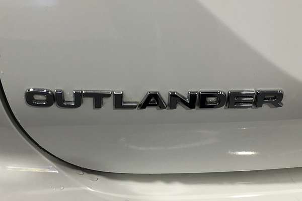 2023 Mitsubishi Outlander ES ZM