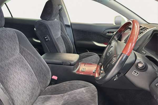 2010 Toyota Crown Majesta URS206