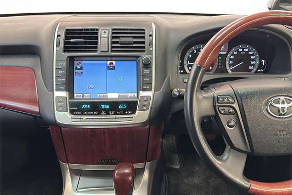 2010 Toyota Crown Majesta URS206
