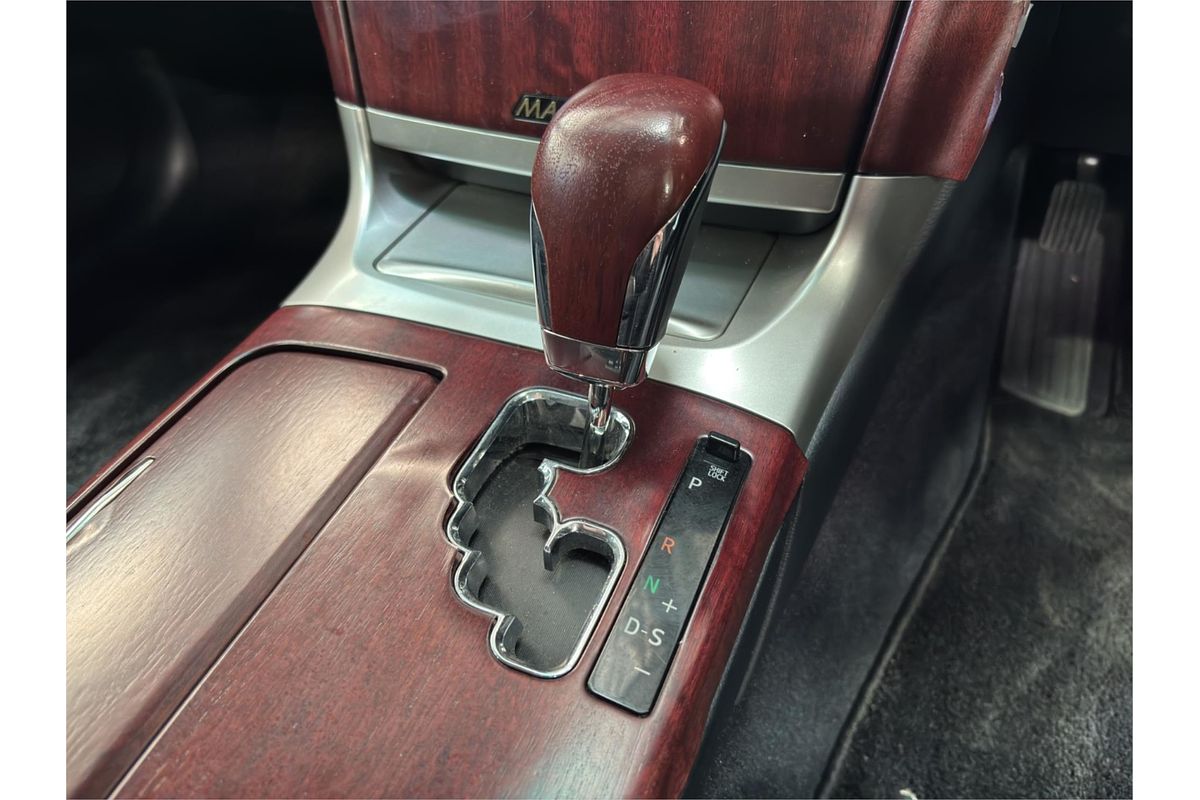 2010 Toyota Crown Majesta URS206