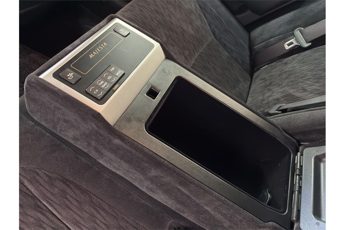 2010 Toyota Crown Majesta URS206
