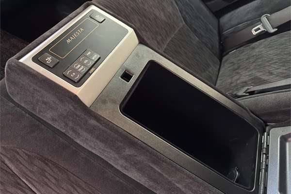 2010 Toyota Crown Majesta URS206
