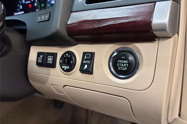 2011 Toyota Crown Majesta i-Four 4WD