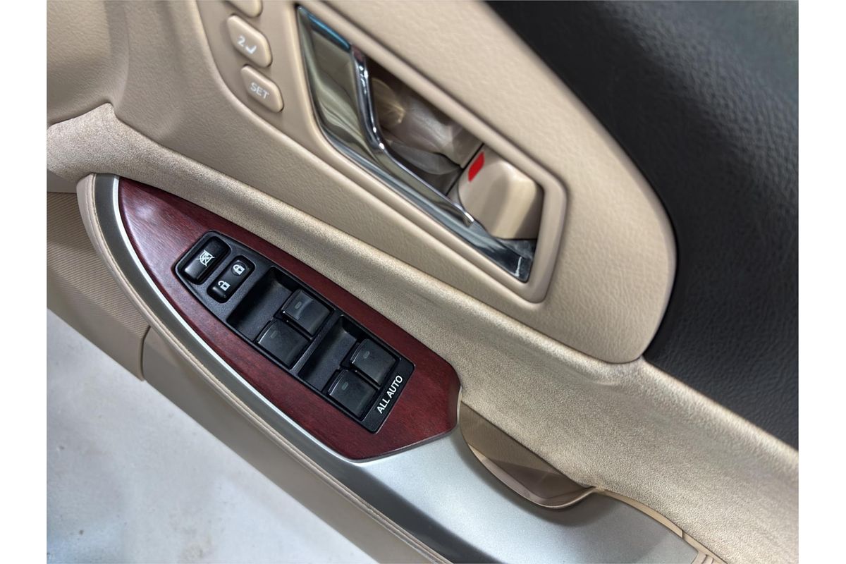 2011 Toyota Crown Majesta i-Four 4WD