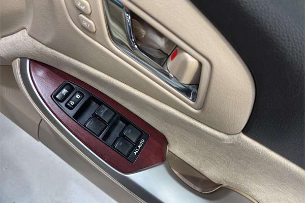 2011 Toyota Crown Majesta i-Four 4WD