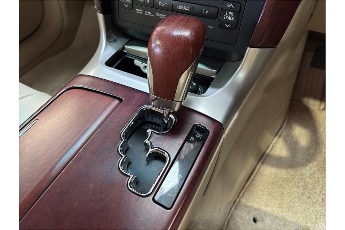 2011 Toyota Crown Majesta i-Four 4WD