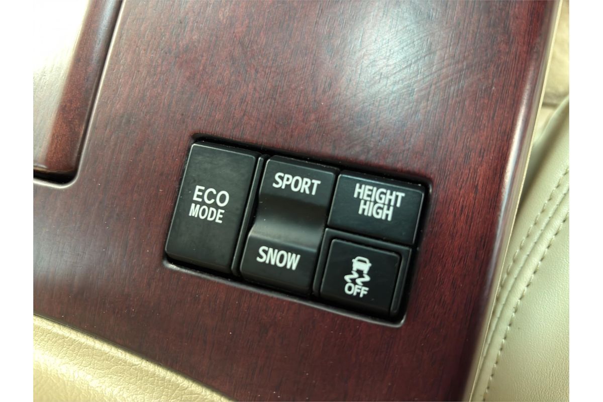 2011 Toyota Crown Majesta i-Four 4WD