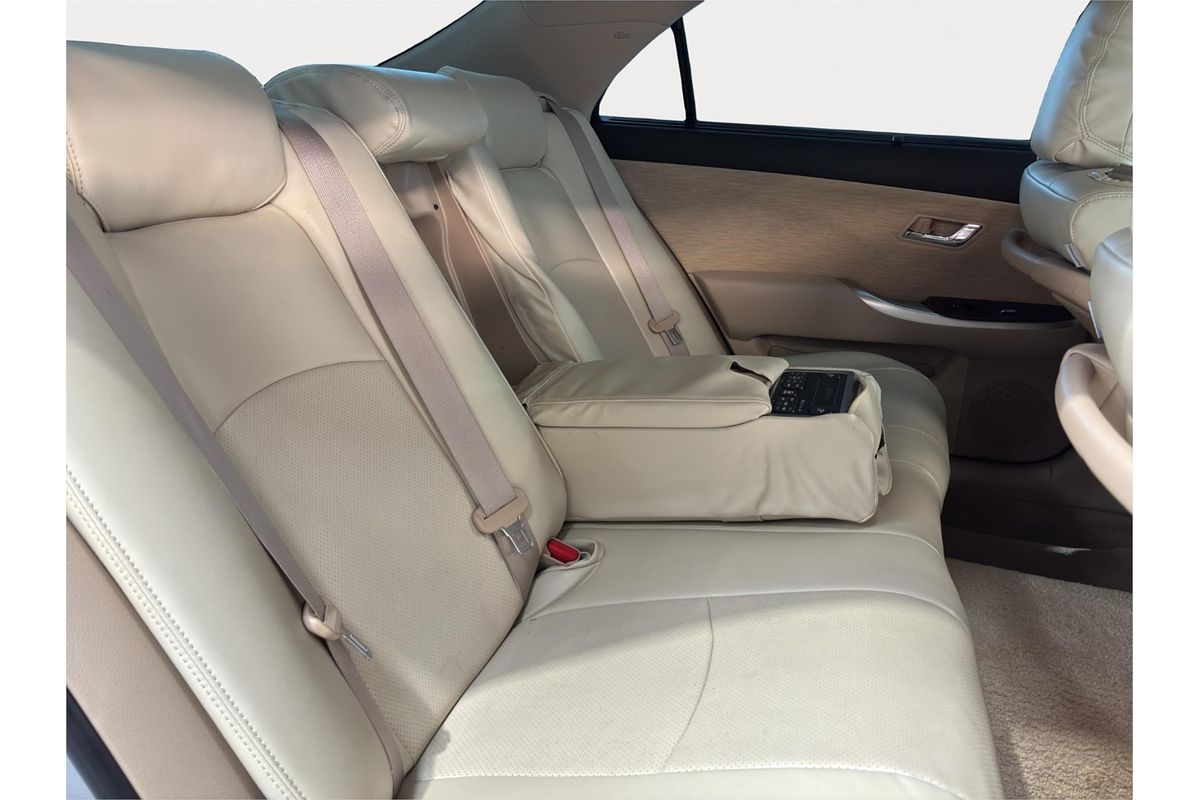 2011 Toyota Crown Majesta i-Four 4WD