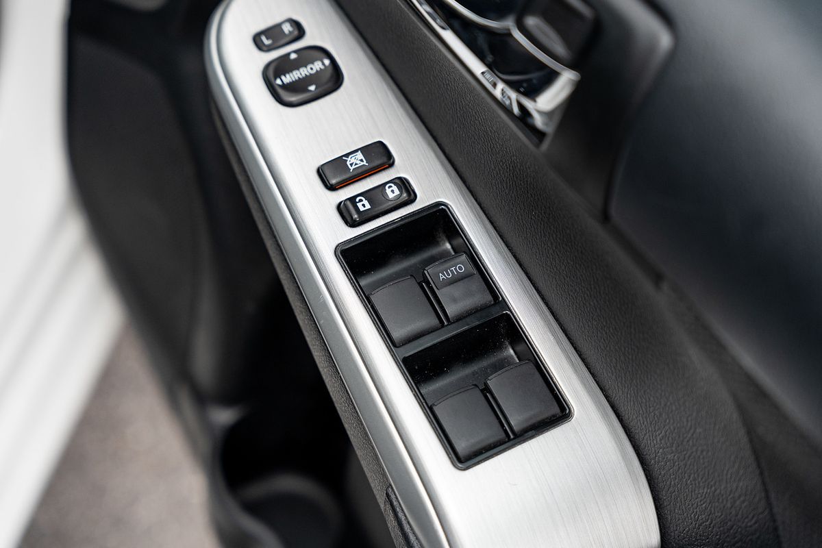 2017 Toyota Camry Atara S ASV50R