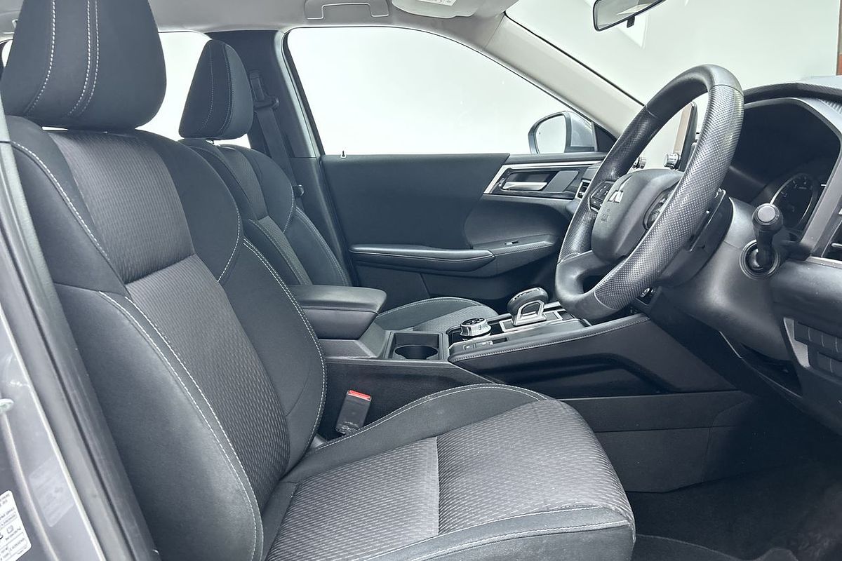2023 Mitsubishi Outlander ES ZM