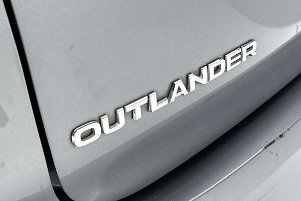2023 Mitsubishi Outlander ES ZM