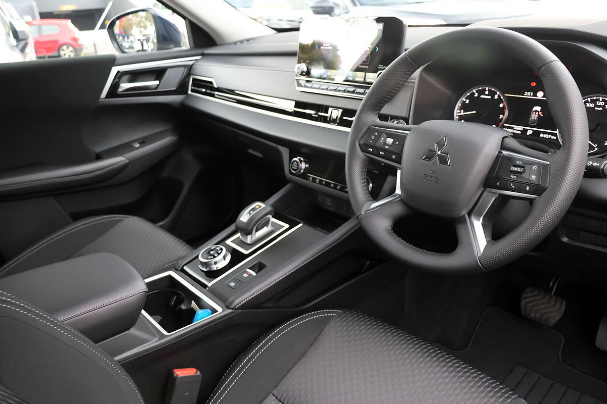 2024 Mitsubishi Outlander LS ZM