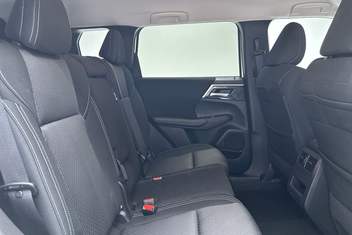 2024 Mitsubishi Outlander LS ZM