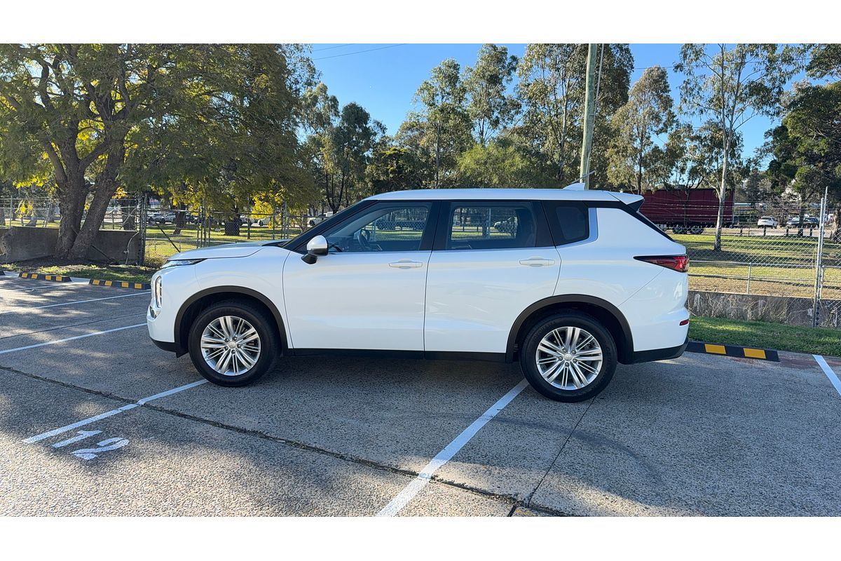 2023 Mitsubishi Outlander ES ZM