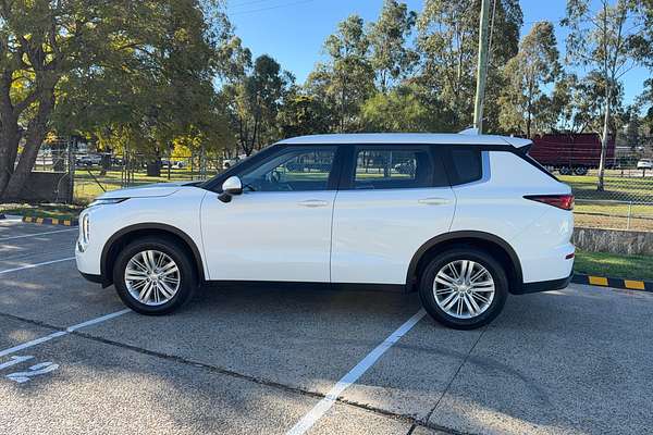 2023 Mitsubishi Outlander ES ZM