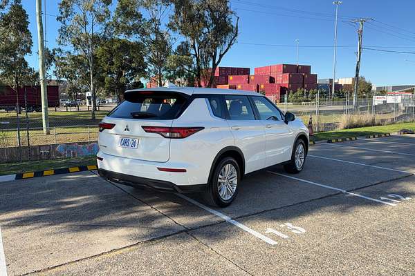 2023 Mitsubishi Outlander ES ZM