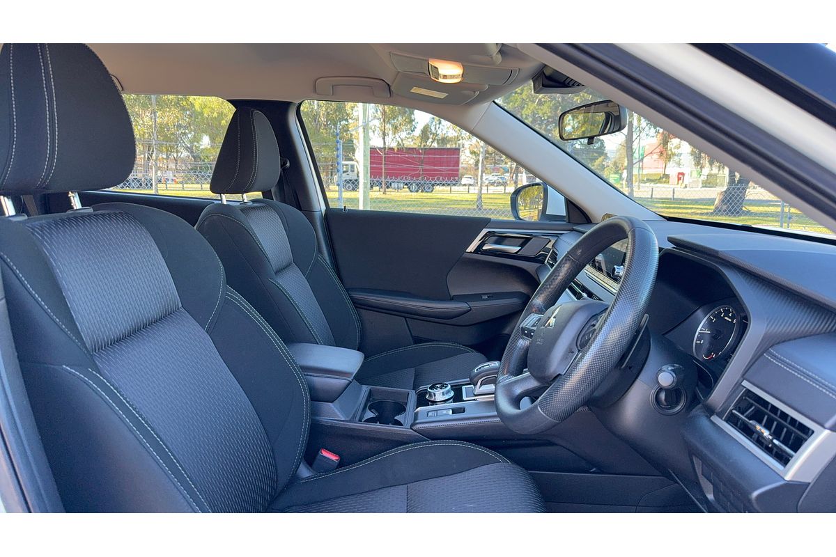 2023 Mitsubishi Outlander ES ZM