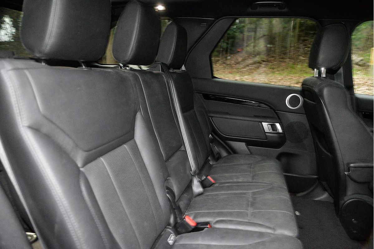 2020 Land Rover Discovery SD6 SE Series 5