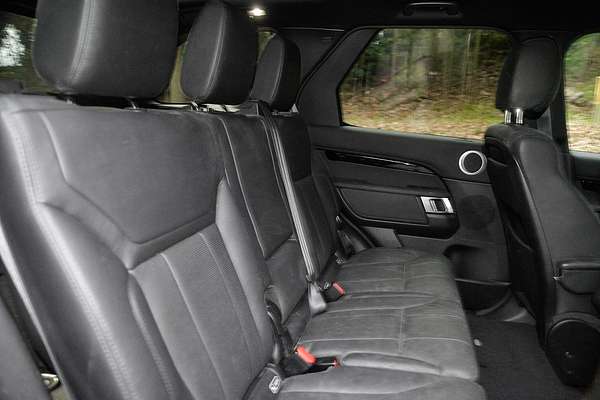 2020 Land Rover Discovery SD6 SE Series 5
