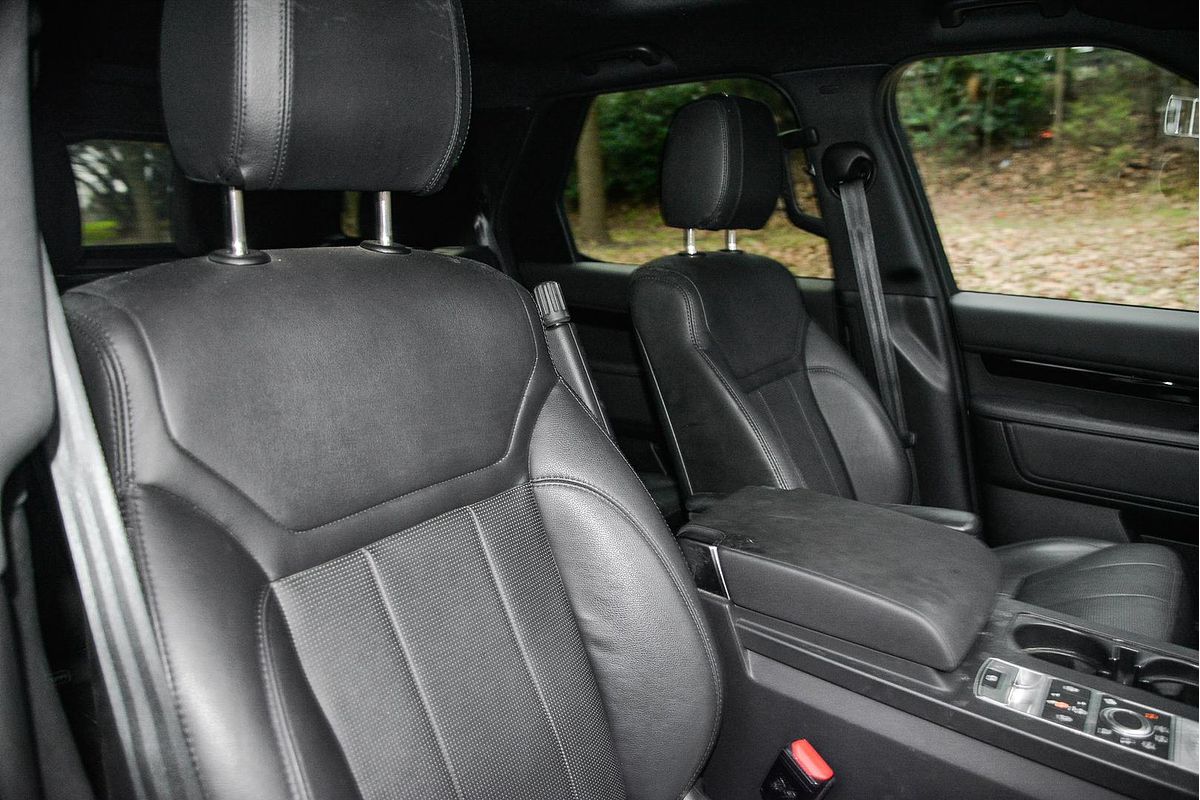 2020 Land Rover Discovery SD6 SE Series 5