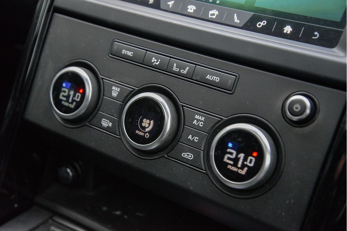 2020 Land Rover Discovery SD6 SE Series 5