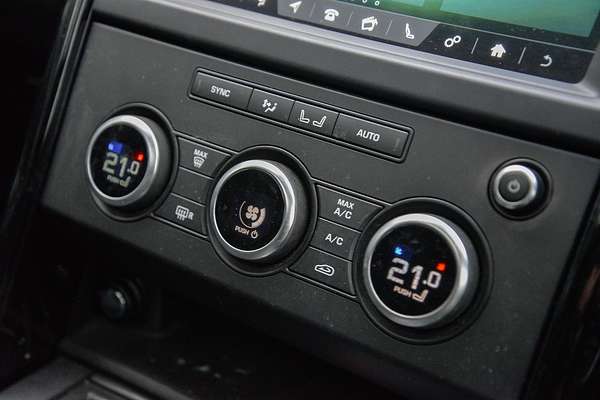 2020 Land Rover Discovery SD6 SE Series 5