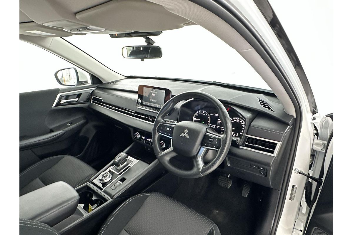 2024 Mitsubishi Outlander ES ZM