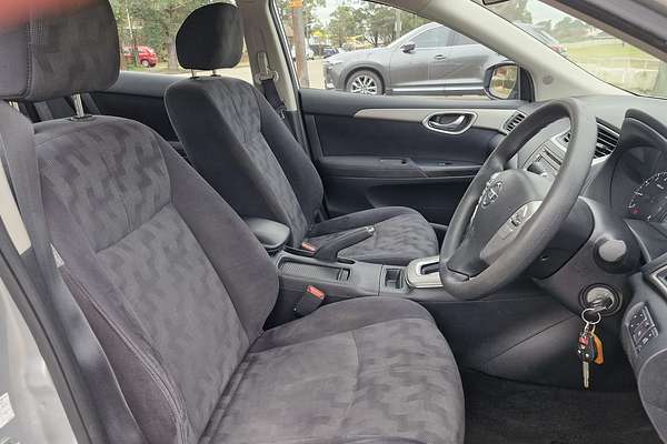 2014 Nissan Pulsar ST B17