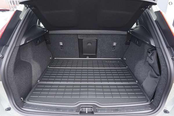 2024 Volvo XC40 Plus B4