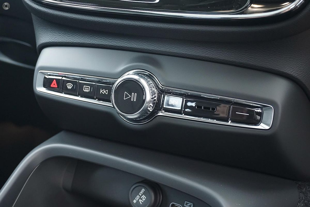 2024 Volvo XC40 Plus B4